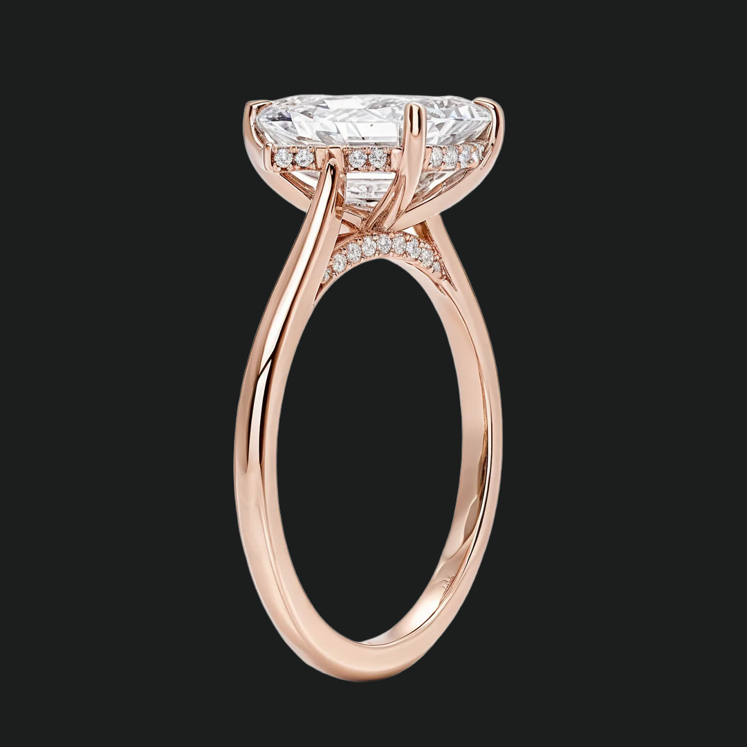 Emerald gesneden verborgen halo -verlovingsring met diamantaccenten