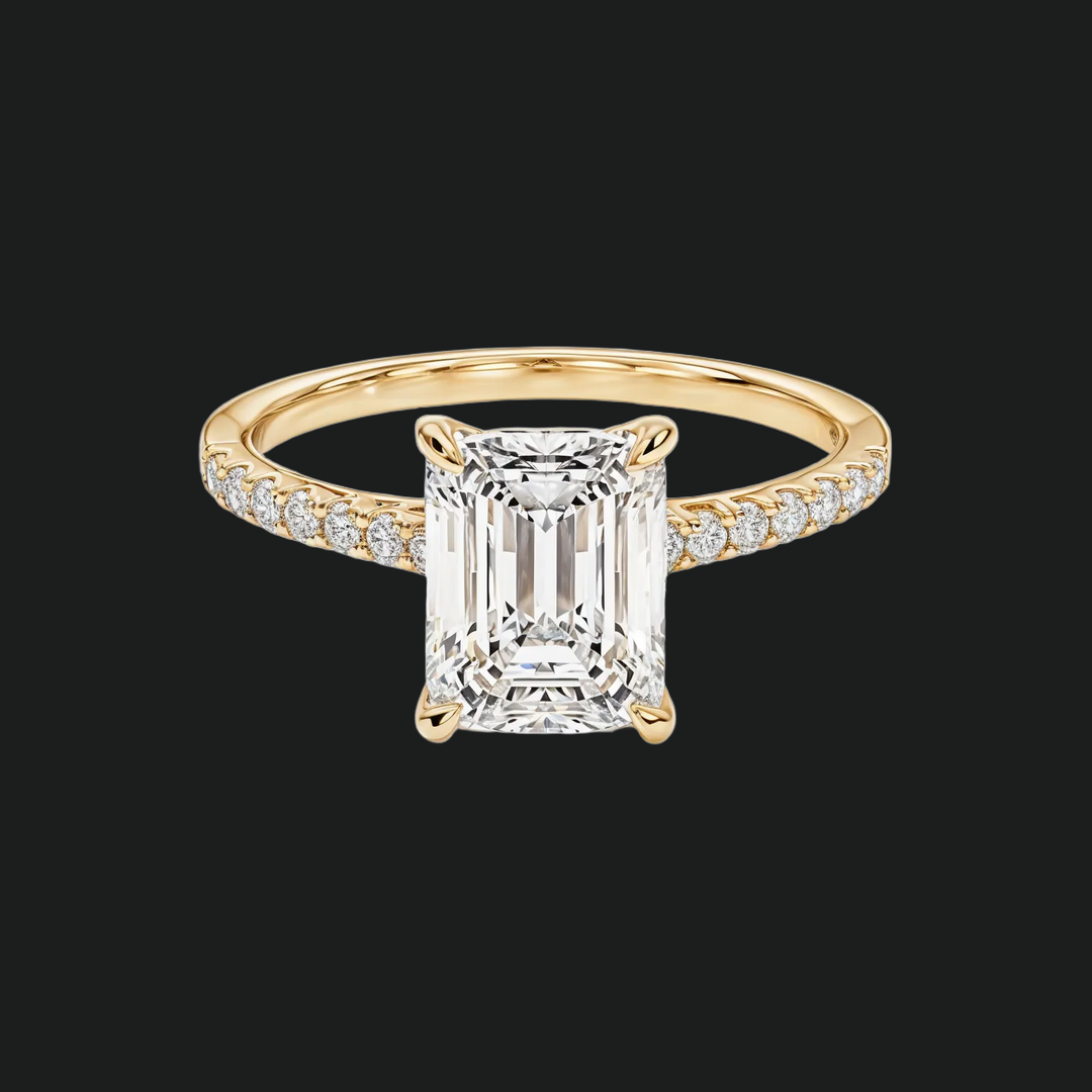 Emerald gesneden verlovingsring met pavé diamantaccenten in 9kt witgoud