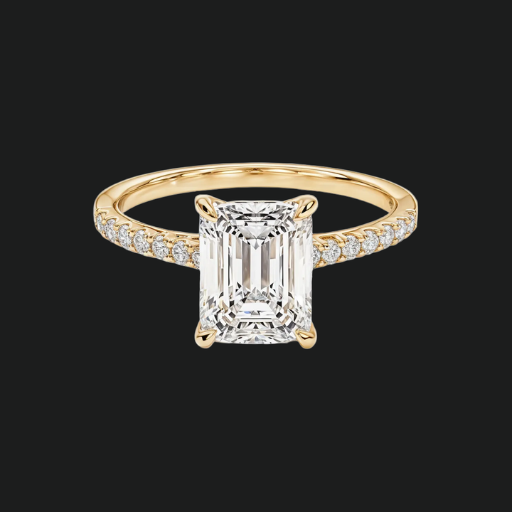 Emerald gesneden verlovingsring met pavé diamantaccenten in 9kt witgoud