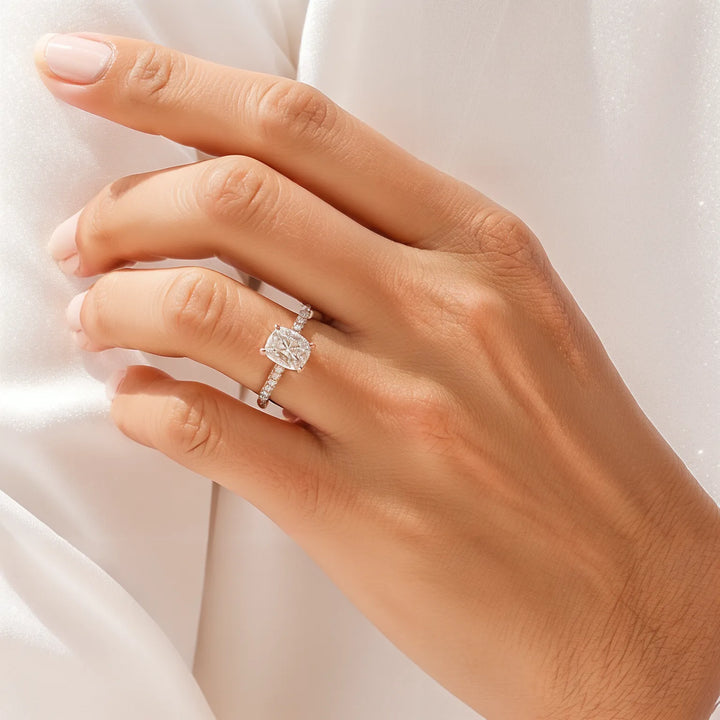 Emerald gesneden verlovingsring met Pavé Diamond Accenten