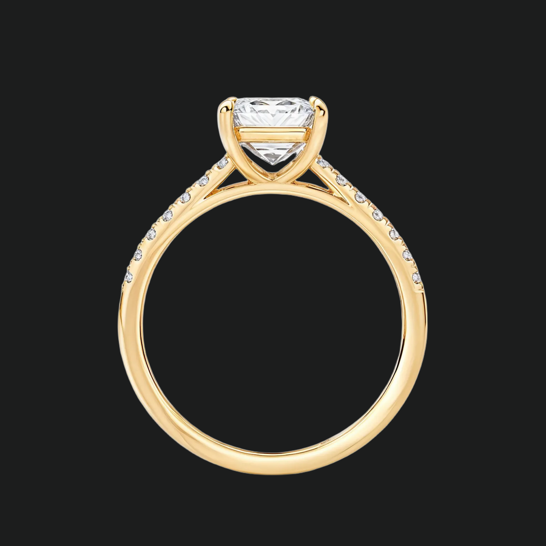 Emerald gesneden verlovingsring met Pavé Diamond Accenten