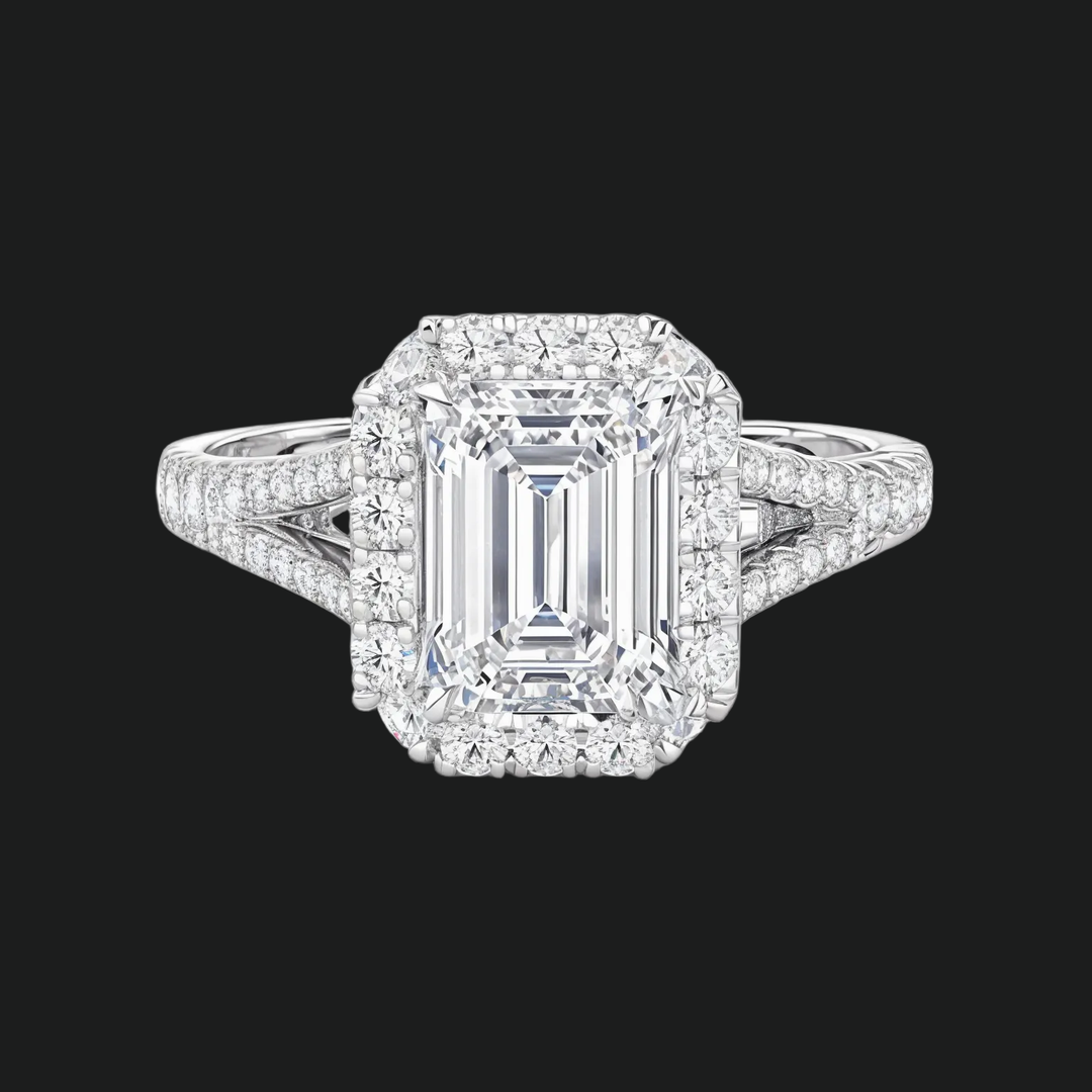 Split Shank Emerald gesneden halo -verlovingsring met diamantaccenten in 9kt witgoud
