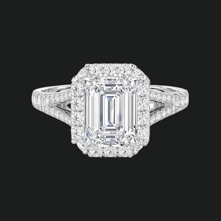 Split Shank Emerald gesneden halo -verlovingsring met diamantaccenten in 9kt witgoud