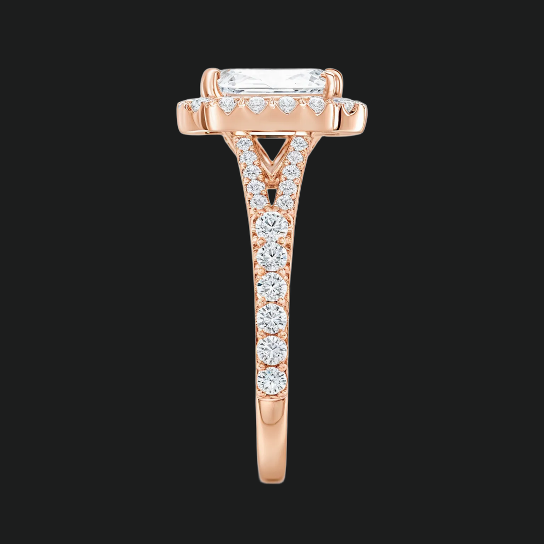 Split Shank Emerald gesneden halo -verlovingsring met diamantaccenten