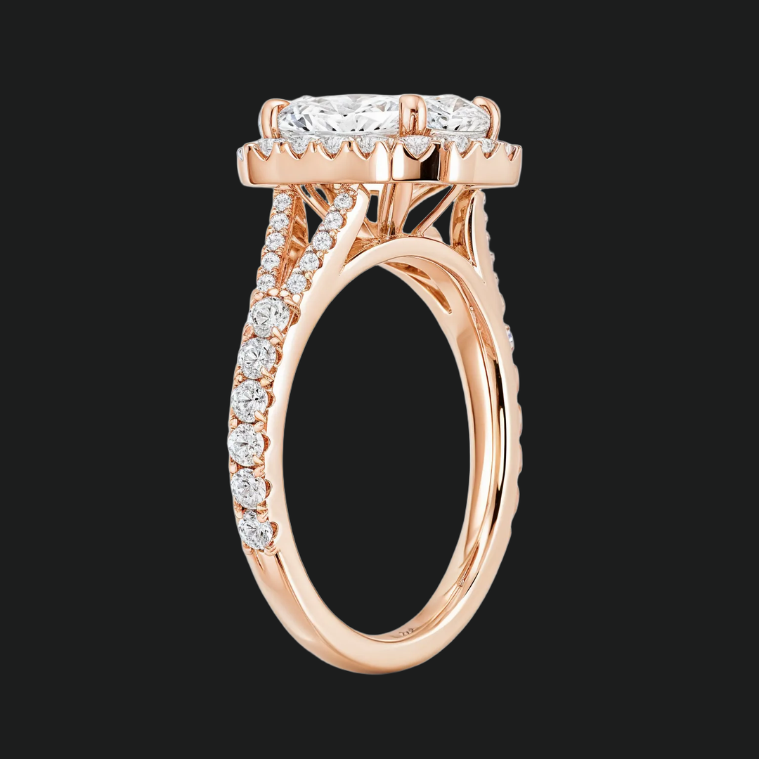Split Shank Emerald gesneden halo -verlovingsring met diamantaccenten