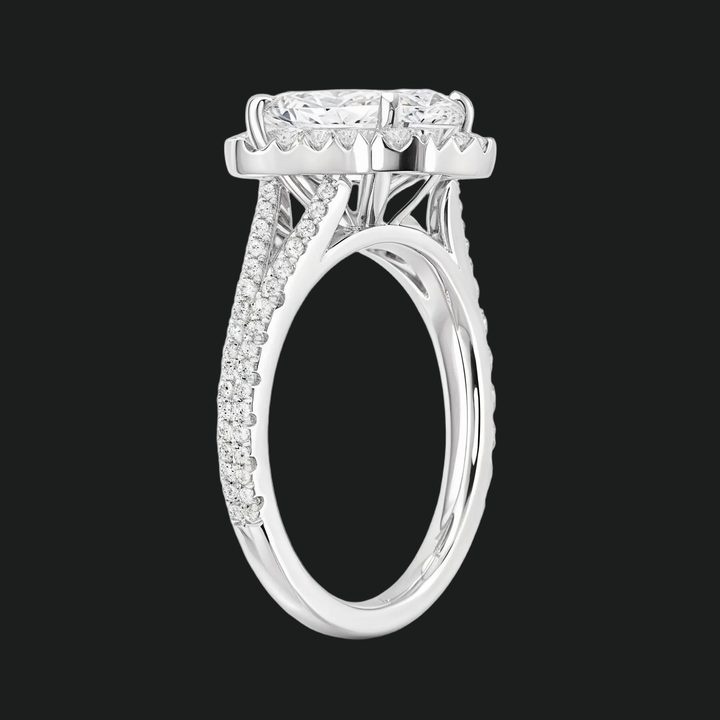 Split Shank Emerald gesneden halo -verlovingsring met diamantaccenten