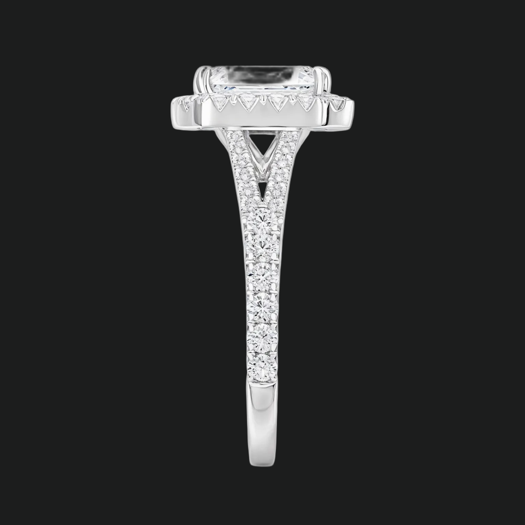 Split Shank Emerald gesneden halo -verlovingsring met diamantaccenten