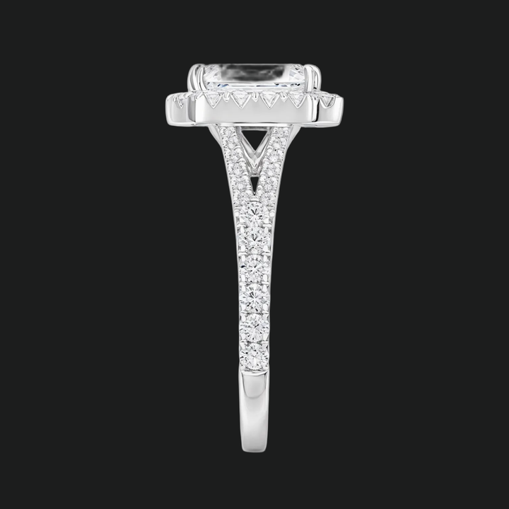 Split Shank Emerald gesneden halo -verlovingsring met diamantaccenten