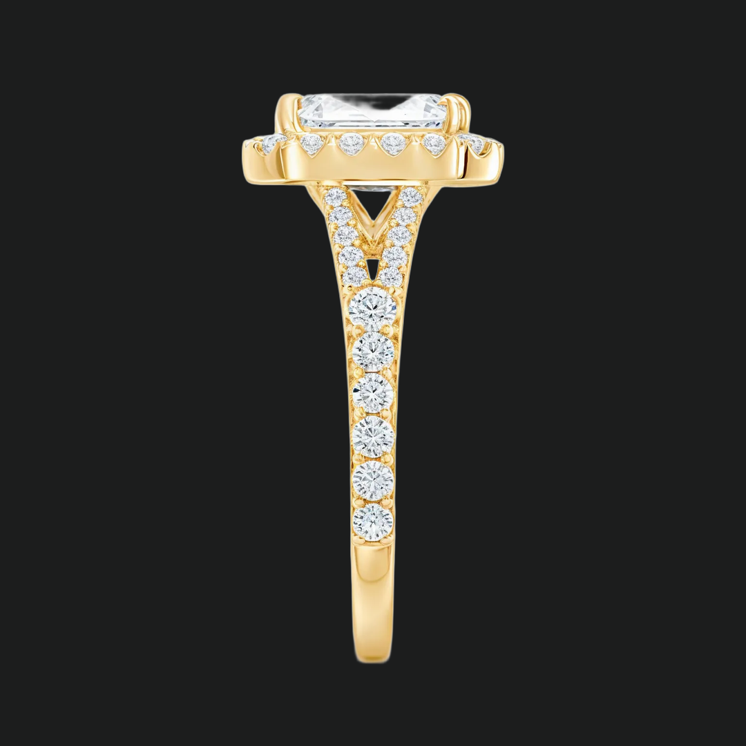 Split Shank Emerald gesneden halo -verlovingsring met diamantaccenten