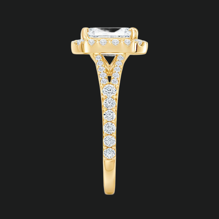 Split Shank Emerald gesneden halo -verlovingsring met diamantaccenten
