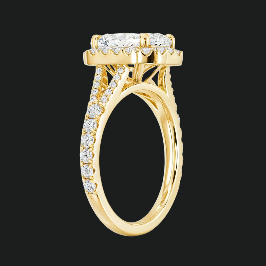 Split Shank Emerald gesneden halo -verlovingsring met diamantaccenten