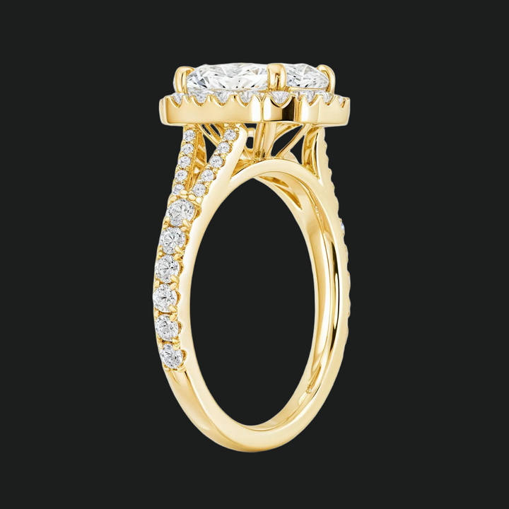Split Shank Emerald gesneden halo -verlovingsring met diamantaccenten