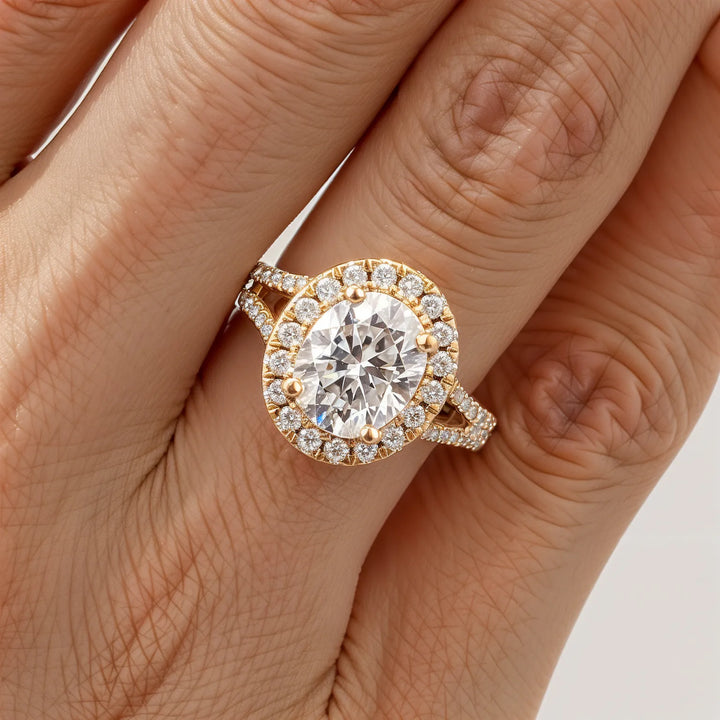 Anello di fidanzamento gambo a tracolla tagliata ovale con accenti di diamante in oro bianco 9kt