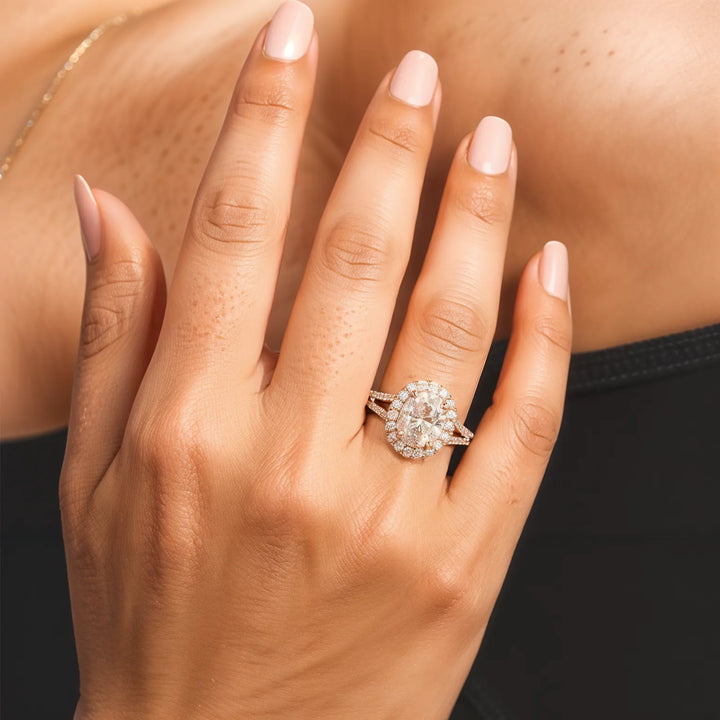 Anello di fidanzamento gambo a traina ovale con accenti di diamante