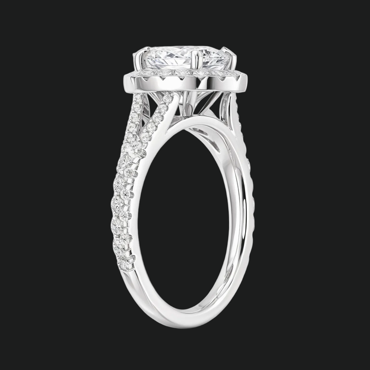 Anello di fidanzamento gambo a traina ovale con accenti di diamante