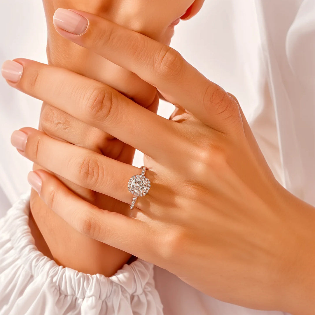 Ronde halo diamant accenten verlovingsring en gebogen trouwring set