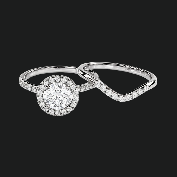 Ronde halo diamant accenten verlovingsring en gebogen trouwring set