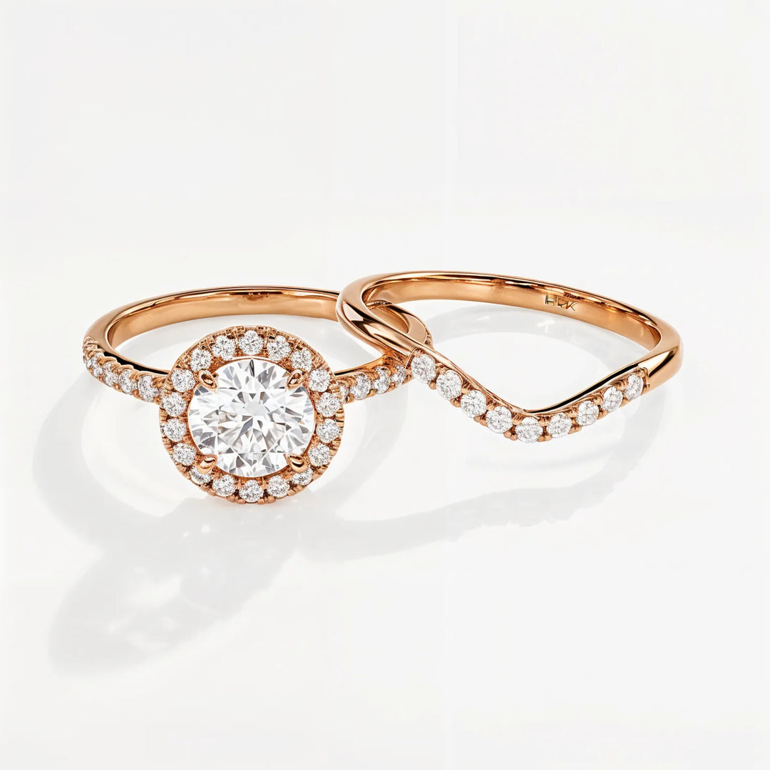 Ronde halo diamant accenten verlovingsring en gebogen trouwring set