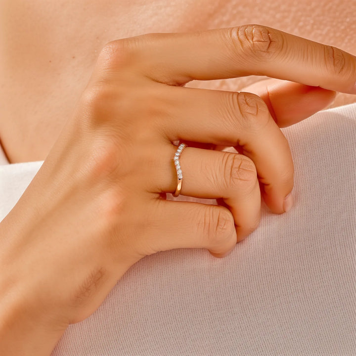 Ronde halo diamant accenten verlovingsring en gebogen trouwring set