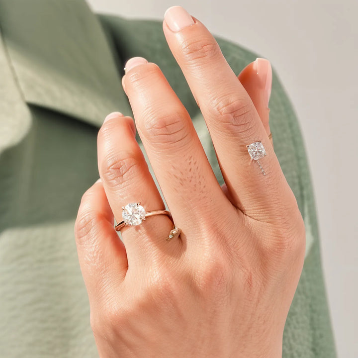Hart gesneden solitaire verlovingsring met diamantaccenten