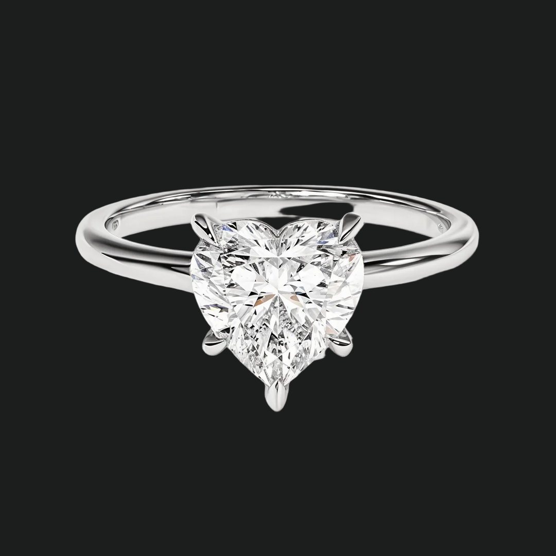 Hart gesneden solitaire verlovingsring met diamantaccenten