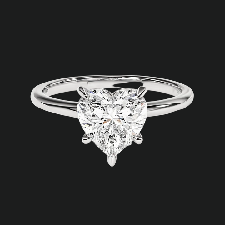 Hart gesneden solitaire verlovingsring met diamantaccenten