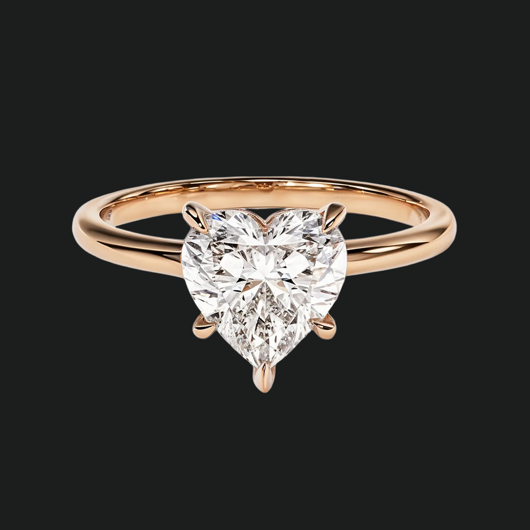 Hart gesneden solitaire verlovingsring met diamantaccenten