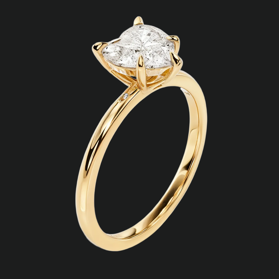 Hart gesneden solitaire verlovingsring met diamantaccenten
