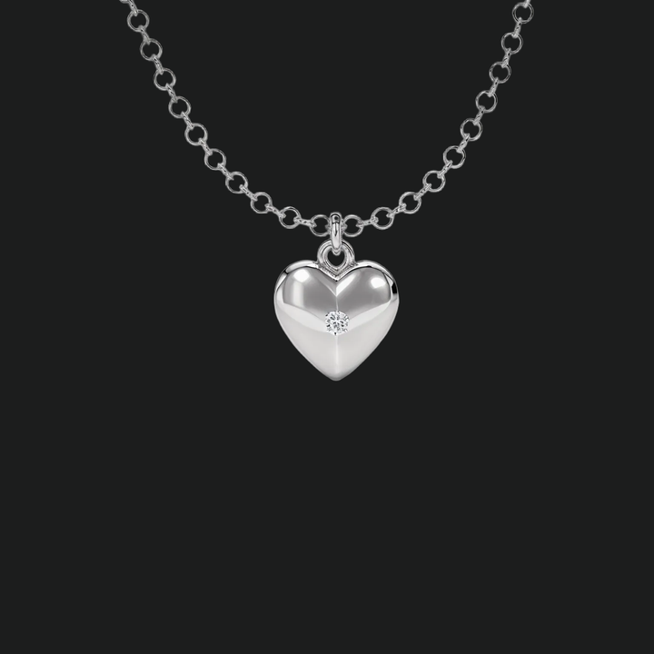 Collana a ciondolo a cuore con diamante rotondo
