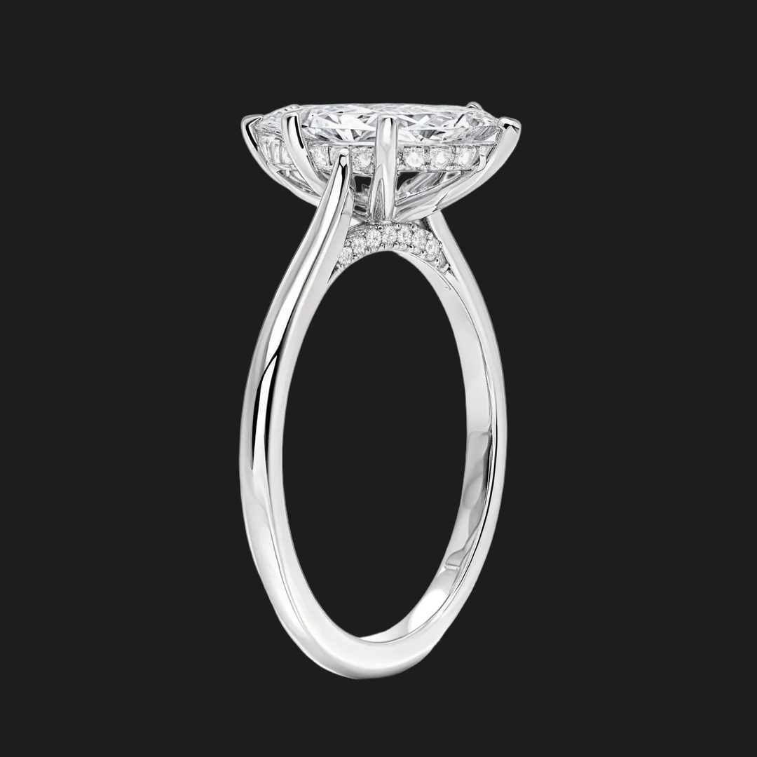 Marquise sneden verborgen halo -verlovingsring met diamantaccenten
