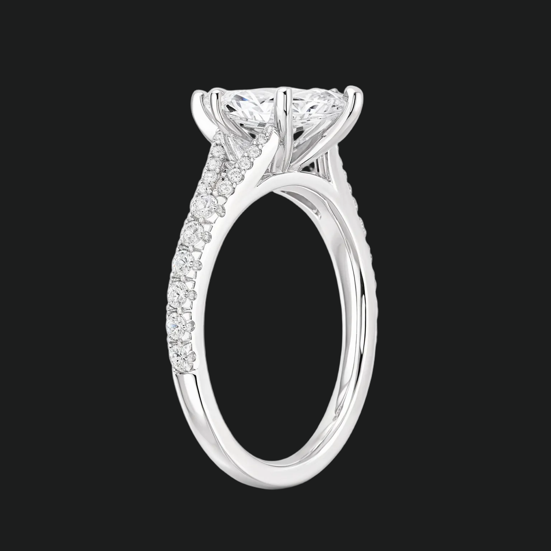 Marquise gesneden split schacht verlovingsring met diamantaccenten