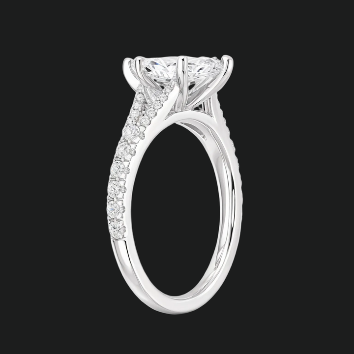 Marquise gesneden split schacht verlovingsring met diamantaccenten