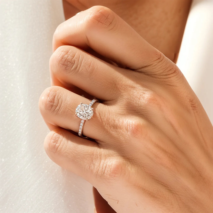 Ovaal gesneden diamant accenten verlovingsring met verborgen halo en pavé -band