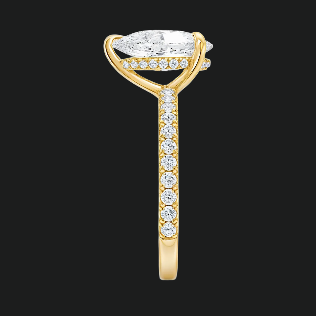 Peer gesneden verborgen halo -verlovingsring met diamantaccenten