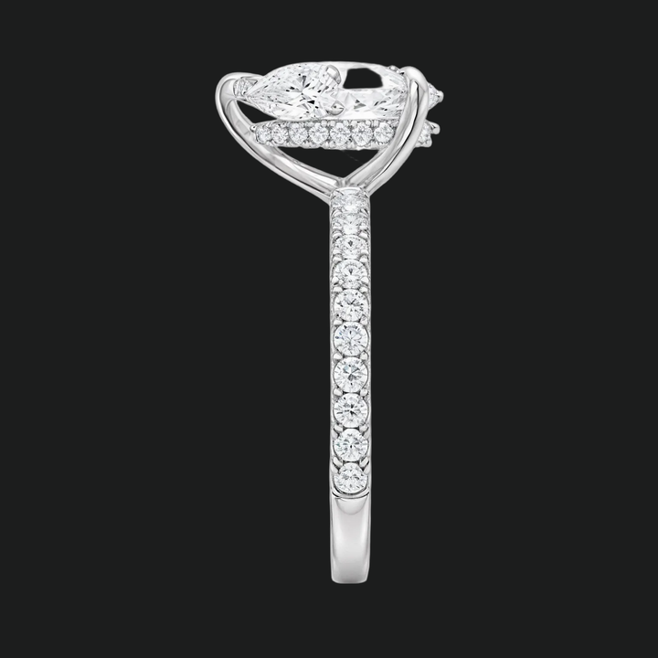 Peer gesneden verborgen halo -verlovingsring met diamantaccenten
