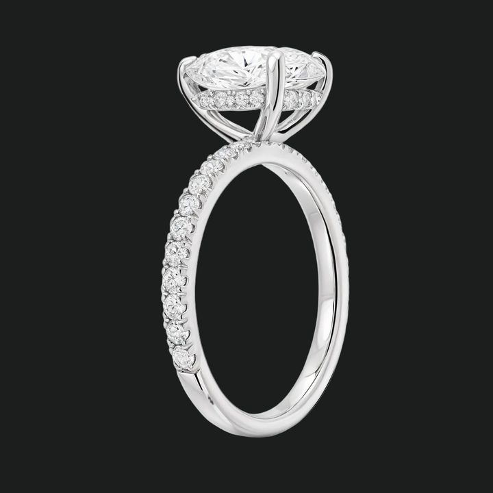 Peer gesneden verborgen halo -verlovingsring met diamantaccenten