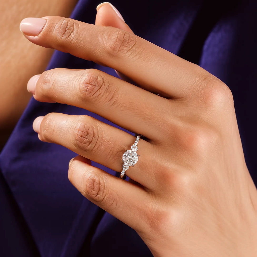 Micropavé drie-stenen ronde diamant accenten verlovingsring