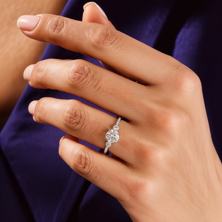 Micropavé drie-stenen ronde diamant accenten verlovingsring