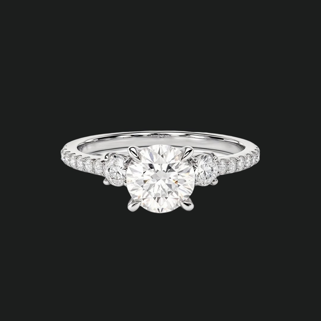 Micropavé drie-stenen ronde diamant accenten verlovingsring