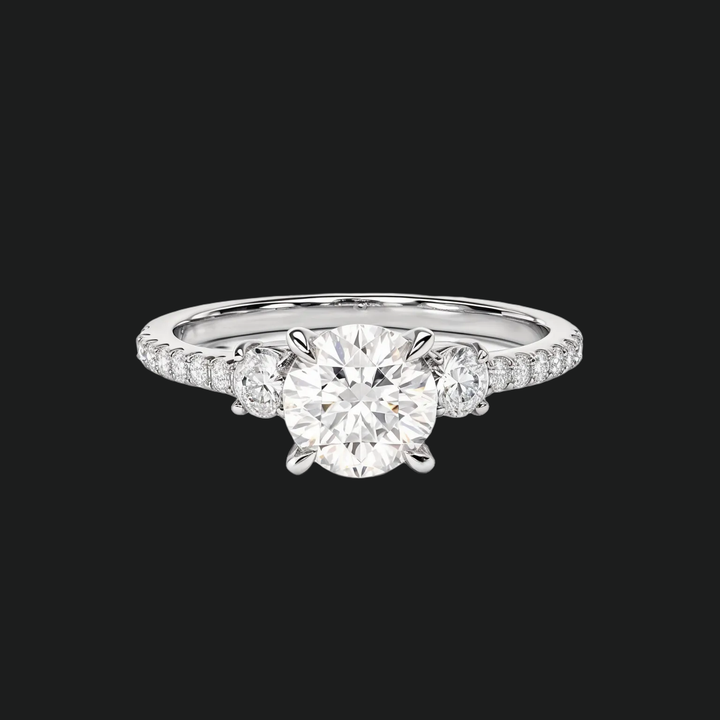 Micropavé drie-stenen ronde diamant accenten verlovingsring