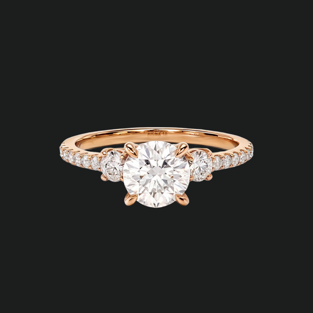 Micropavé drie-stenen ronde diamant accenten verlovingsring