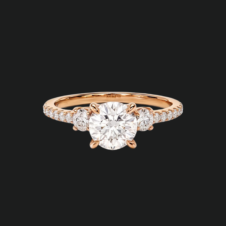 Micropavé drie-stenen ronde diamant accenten verlovingsring