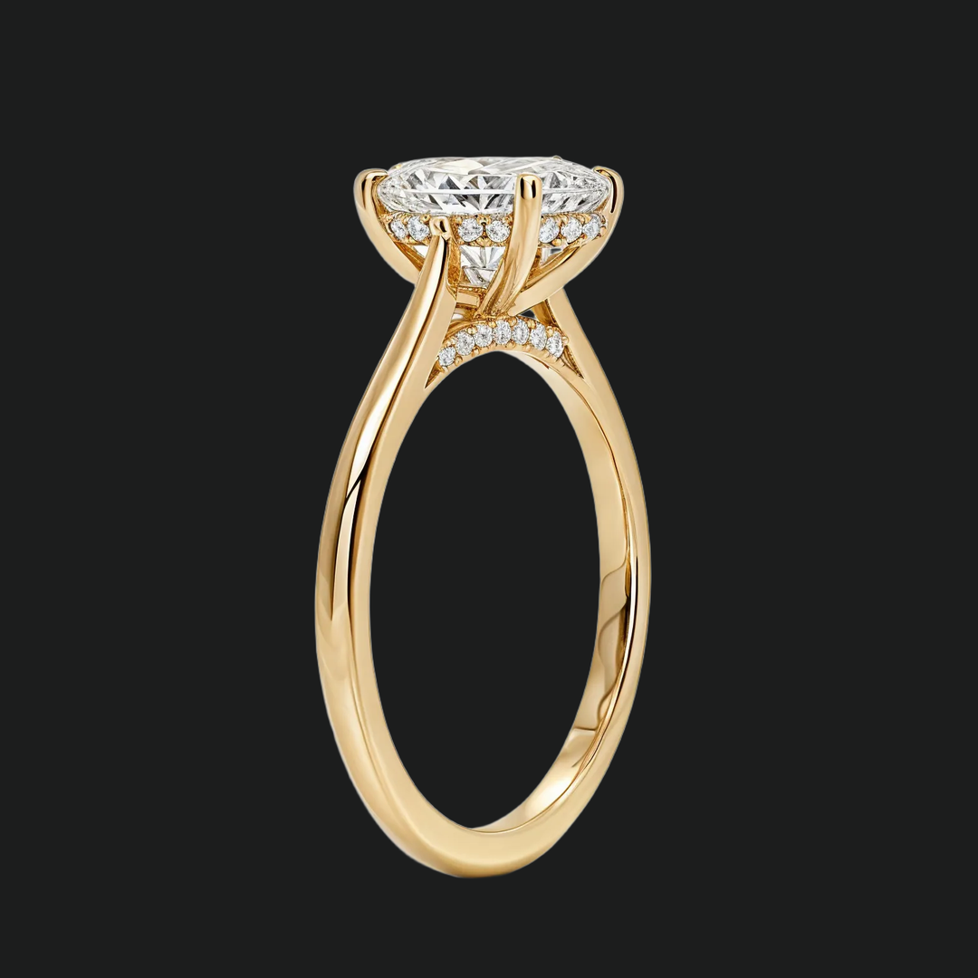 Ovaal gesneden verborgen halo -verlovingsring met diamantaccenten