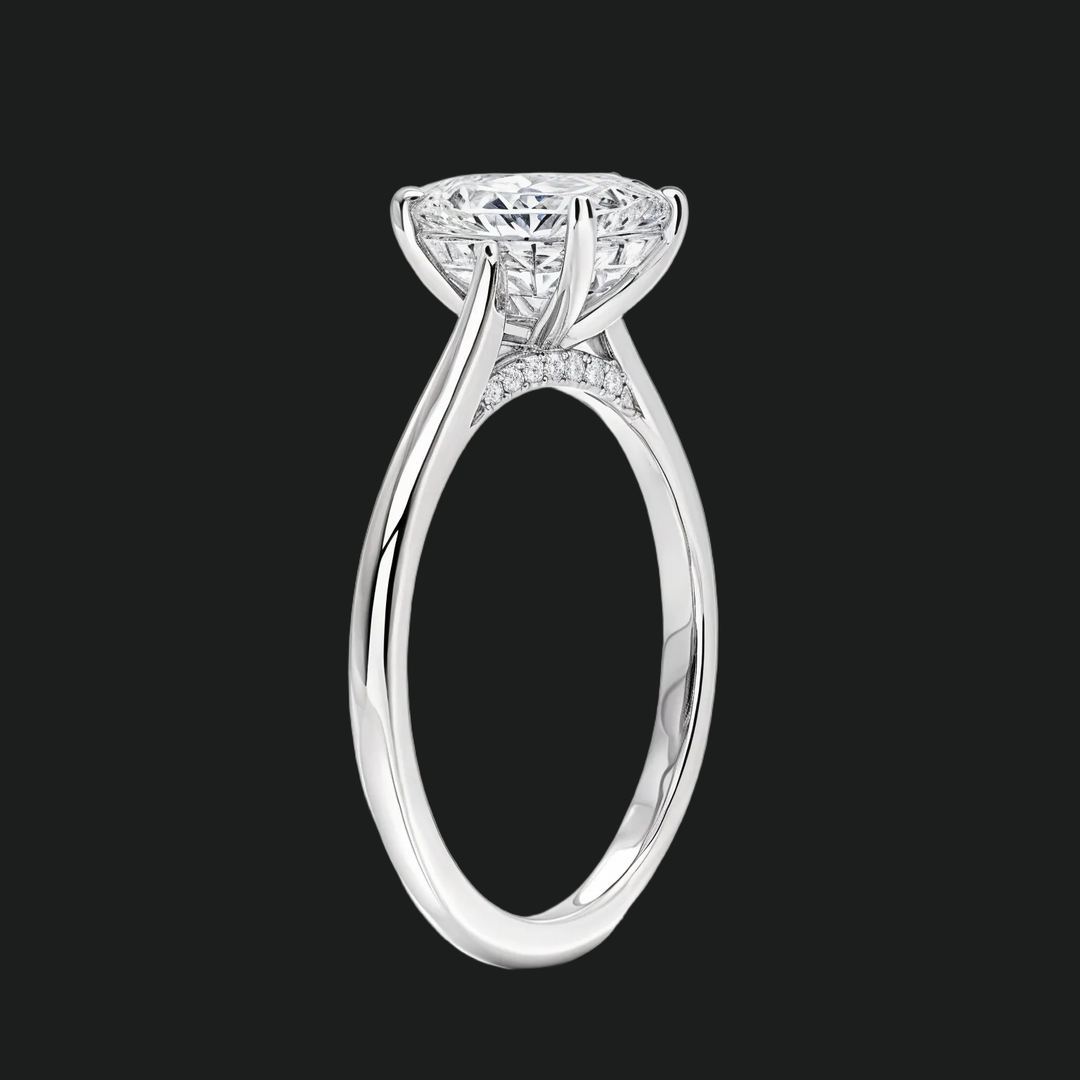 Ovaal gesneden verborgen halo -verlovingsring met diamantaccenten