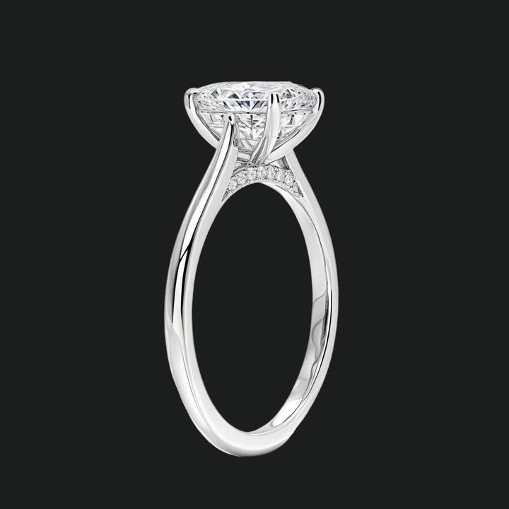 Ovaal gesneden verborgen halo -verlovingsring met diamantaccenten