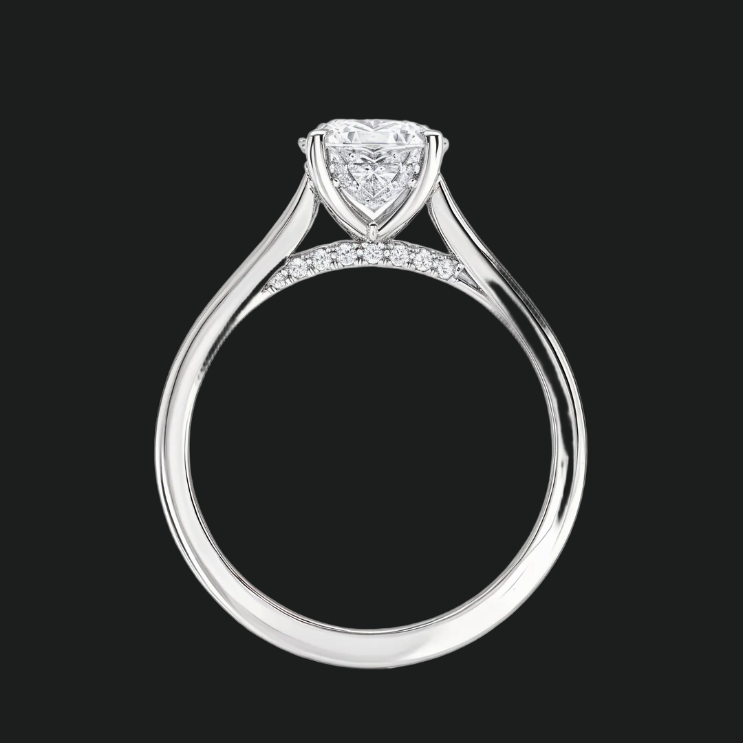 Ovaal gesneden verborgen halo -verlovingsring met diamantaccenten