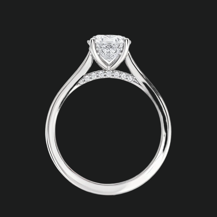 Ovaal gesneden verborgen halo -verlovingsring met diamantaccenten