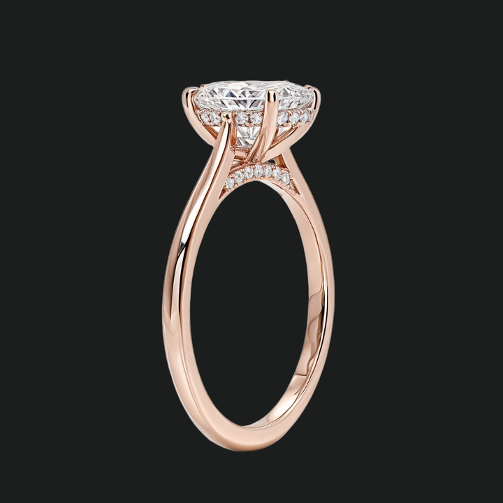 Ovaal gesneden verborgen halo -verlovingsring met diamantaccenten
