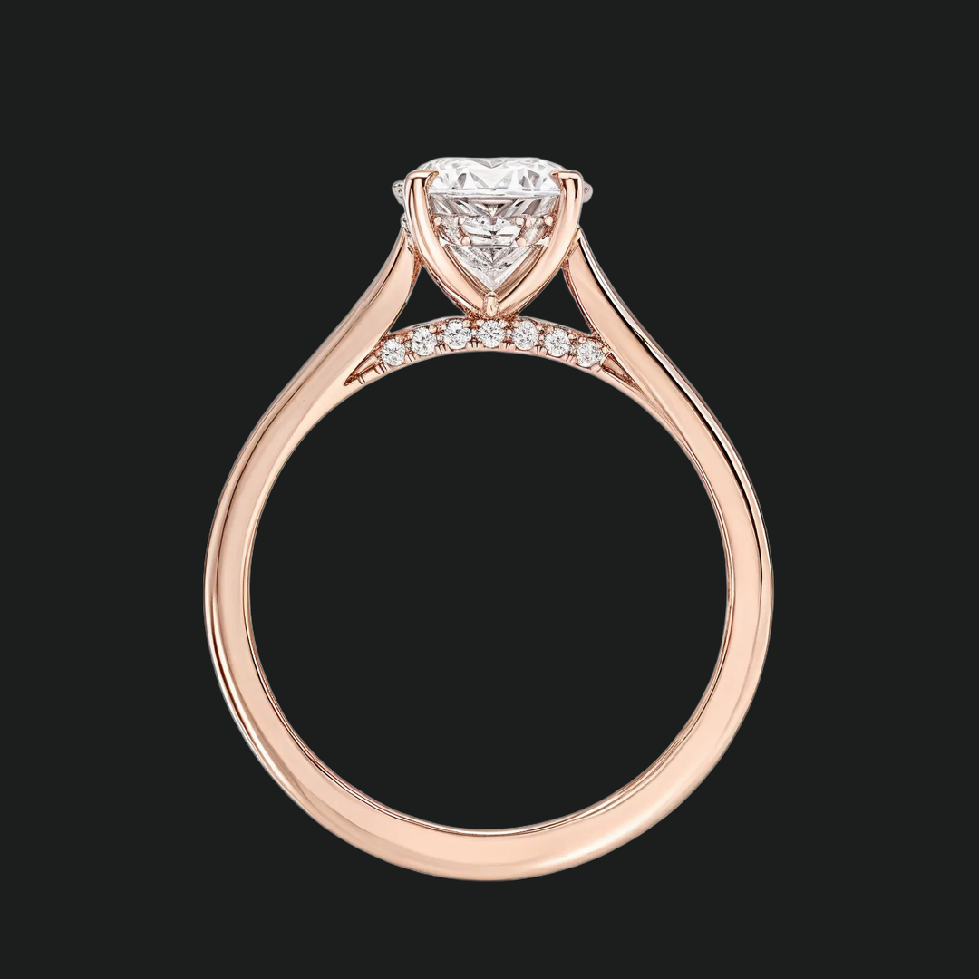 Ovaal gesneden verborgen halo -verlovingsring met diamantaccenten