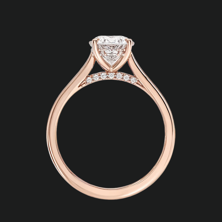 Ovaal gesneden verborgen halo -verlovingsring met diamantaccenten
